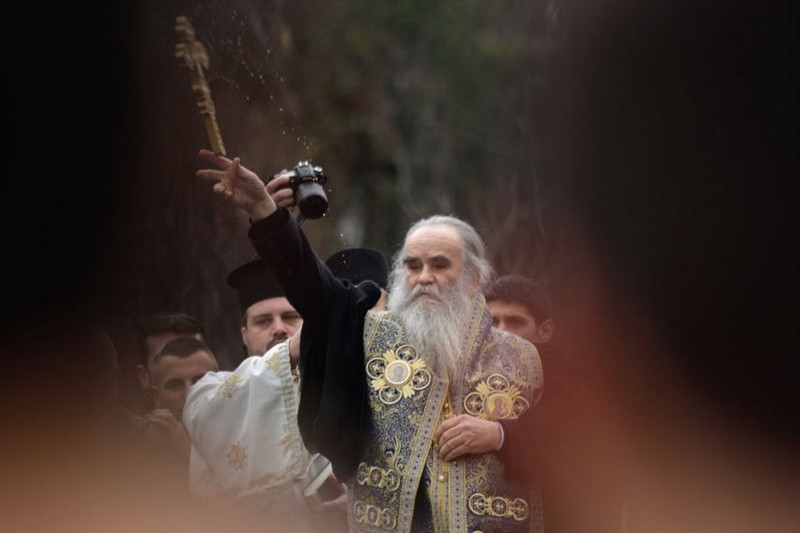 Malo je ljudi u Crnoj Gori, a nije pretjerano reći i šire, koji izazivaju toliko kontroverzi kao nominalno mitropolit „Crnogorsko – primorske“ mitropolije na Cetinju, Amfilohije Radović.