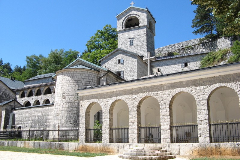 Nema sumnje da se Amfilohije Radović vratio u zemlju u kojoj je rođen sa misionarskim ciljem da poništi postojanje crnogorske nacije i zatre sve ono što joj je davalo posebnost i prepoznatljivi identitet.