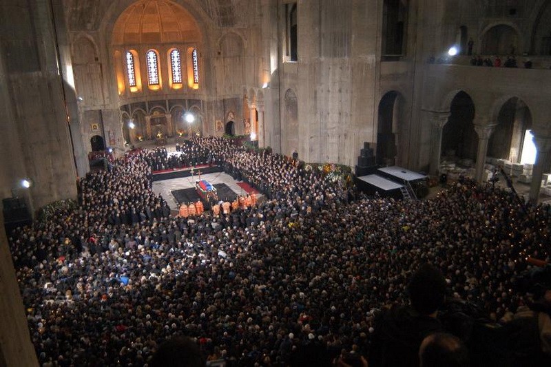 Na sahrani ubijenog srpskog premijera Zorana Đinđića Amfilohije održao je nenajavljeni govor nad odrom, uprkos izričitoj želji premijerove porodice da se nikakvi govori ne drže, iskoristivši priliku da seiri nad ubijenim premijerom s kojim nije dijelio iste političke poglede.