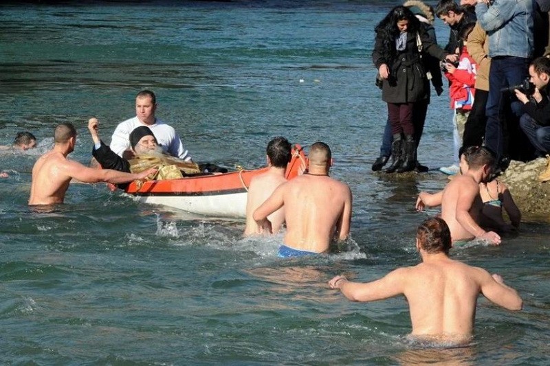 Fotografija mitropolita, koji u ležećem položaju bodri oko 50-ak mladića i djevojaka koji su plivali za časni krst 2016. godine u Podgorici, brzo su obišle društvene mreže i naišle na regionalni podsmeh.