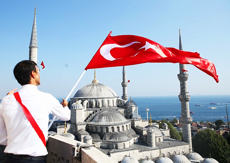 U deceniji do 2015. , prema podacima Direktorata za verske poslove (Diyanet), u Turskoj je izgrađeno 8.985 džamija. U isto vreme, uporedo sa rastom opšte netolerancije, sve su glasniji pozivi da se slavna istanbulska Aja Sofija ponovo pretvori u džamiju.
