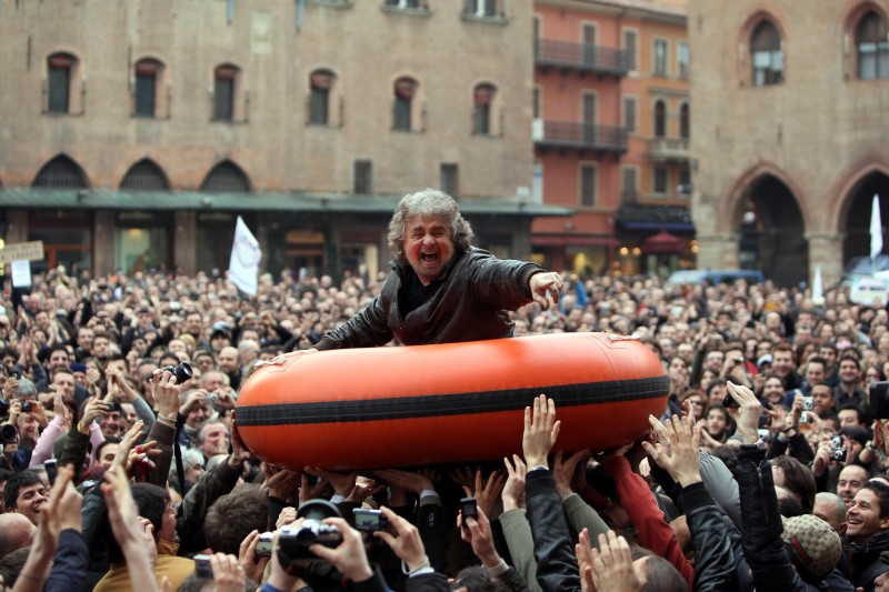 Italijanski birači potamneli su perspektive evropskog socijaldemokrate Matea Rencija nagrađujući populistu-komičara Bepe Grila iz Pokreta pet zvezda.