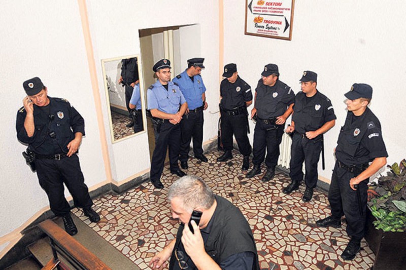 U avgustu 2009. godine uz jako policijsko obezbeđenjeporeski inspektori ulaze u prostorije Kurira gde su pronađeni dokumenti na osnovu kojih je kasnije uhapšen i osuđen gazda ovog tabloida Radisav Rodić.