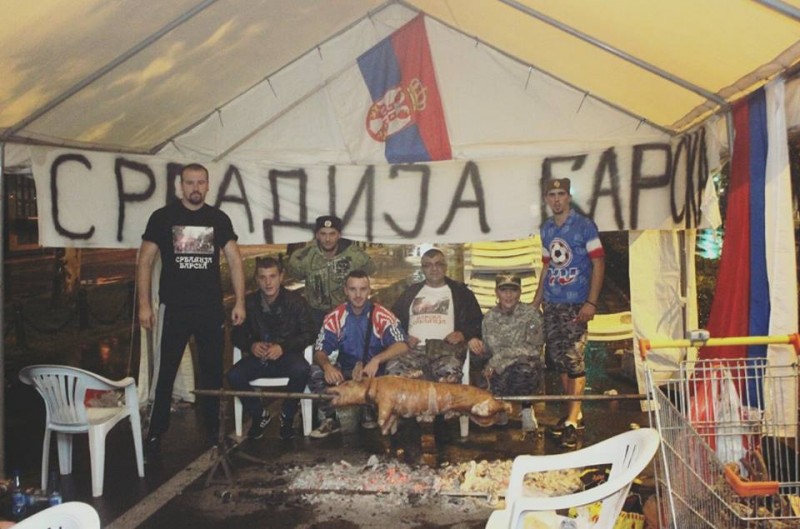 Vrhunac primitivizma tokom protesta u Podgorici dogodio se kada je neformalna grupa pod nazivom Srbadija Barska u centru glavnog grada Crne Gore pekla prase na ražnju