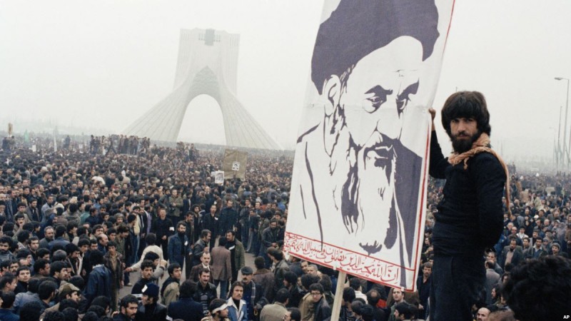 Revolucija velikog šiitskog ajatolaha Ruholaha Homeinija promovisala je islam kao sveprisutni činilac uređivanja života 84 miliona Iranaca i dramatočno promenila odnose u regionu i čitavom svetu
