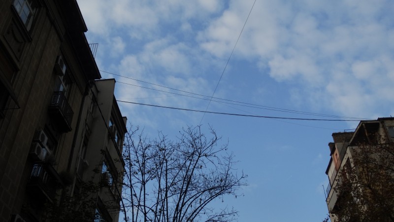 U agresivnoj kampanji za pozicioniranje na tržištu, operater SBB je svoju mrežu kablova postavljao bez ikakvih dozvola što je stvorilo ruglo u urbanim sredinama većih gradova