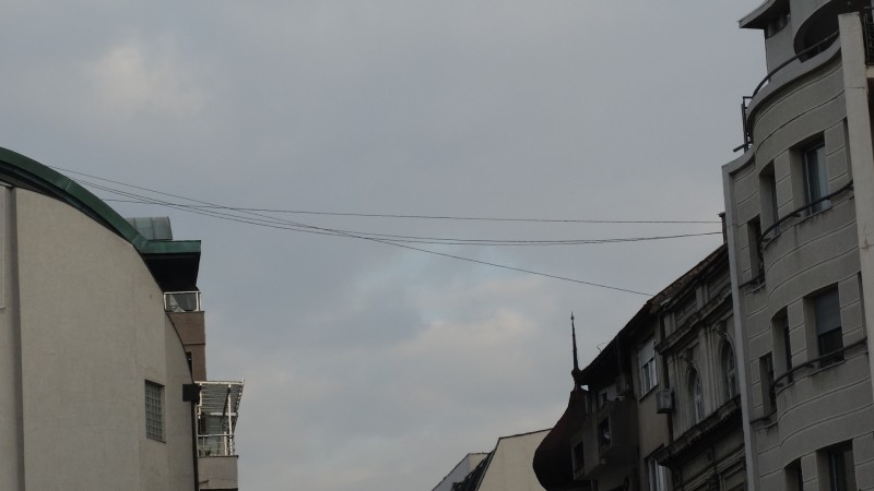 Pored nedozvoljenog korišćenja stubova elektromreže i ulične rasvete, SBB je često svoje kablove prebacivao i sa krova na krov velikih zgrada. Takvih prizora ima u gotovo svakoj ulici u centru Beograda