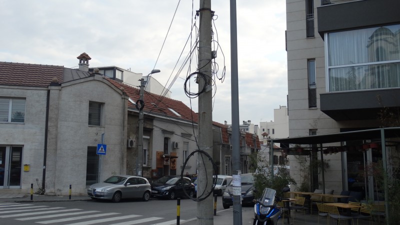 Zaobilaženje propisa i nezakonito postavljanje mreže optičkih kablova od strane SBB stvorilo je urbanističko ruglo i povećalo probleme u održavanju elektromreže i ulične rasvete
