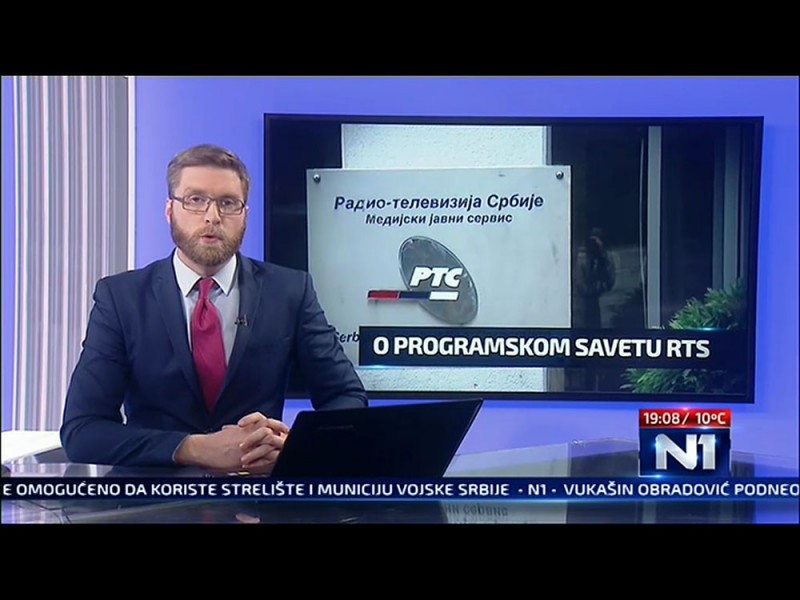 Posebnu istrajnost i sveobuhvatnost u obračunu sa konkurentima Šolakovih firmi, TV N1 pokazala je u načinu na koji je u informativnim programima te televizije tretirana RTS. kampanja protiv javnog servisa vođena je zbog toga što su RTS i SBB ušli u sukob oko prava prenošenja kanala te televizije za inostrana tržišta