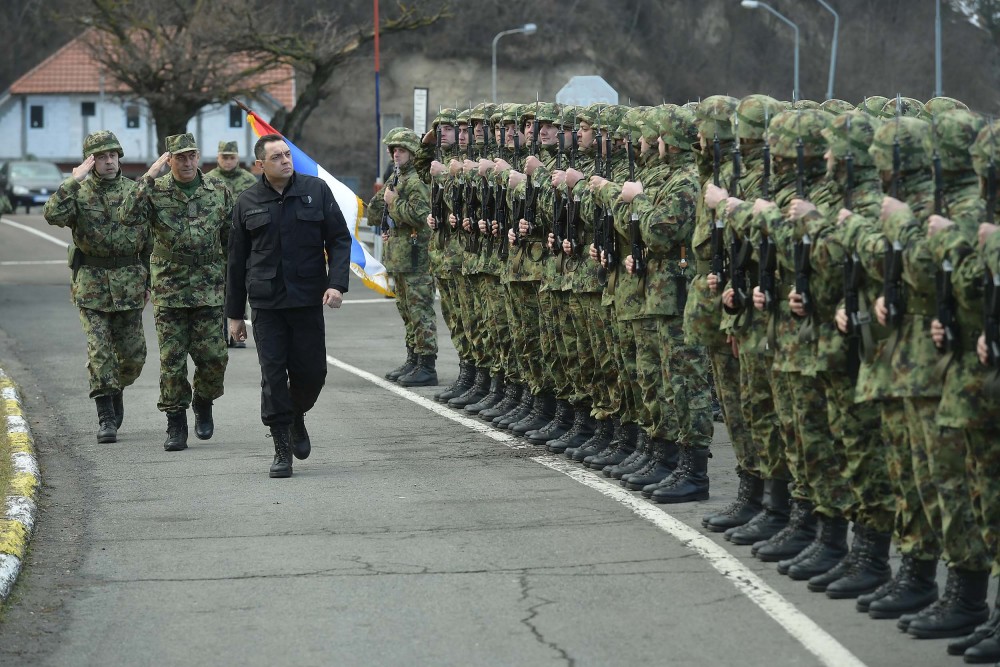 VRAĆANJE OBAVEZNOG SLUŽENJA VOJNOG ROKA STVARNA POTREBA ILI DNEVNA POLITIKA?